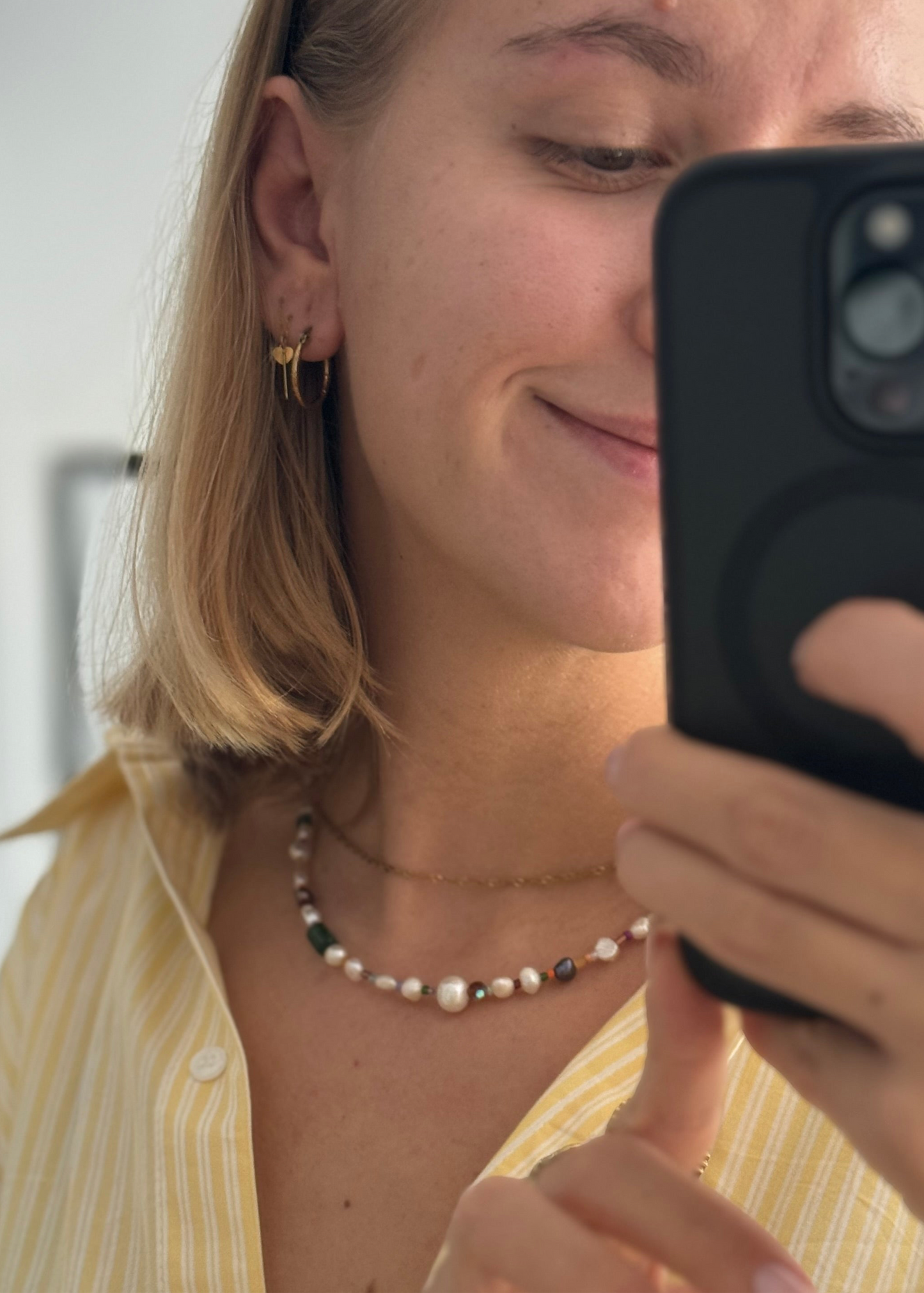 Perlenkette mit verschiedenen Bunten Steinen als Choker Foto im Spiegel