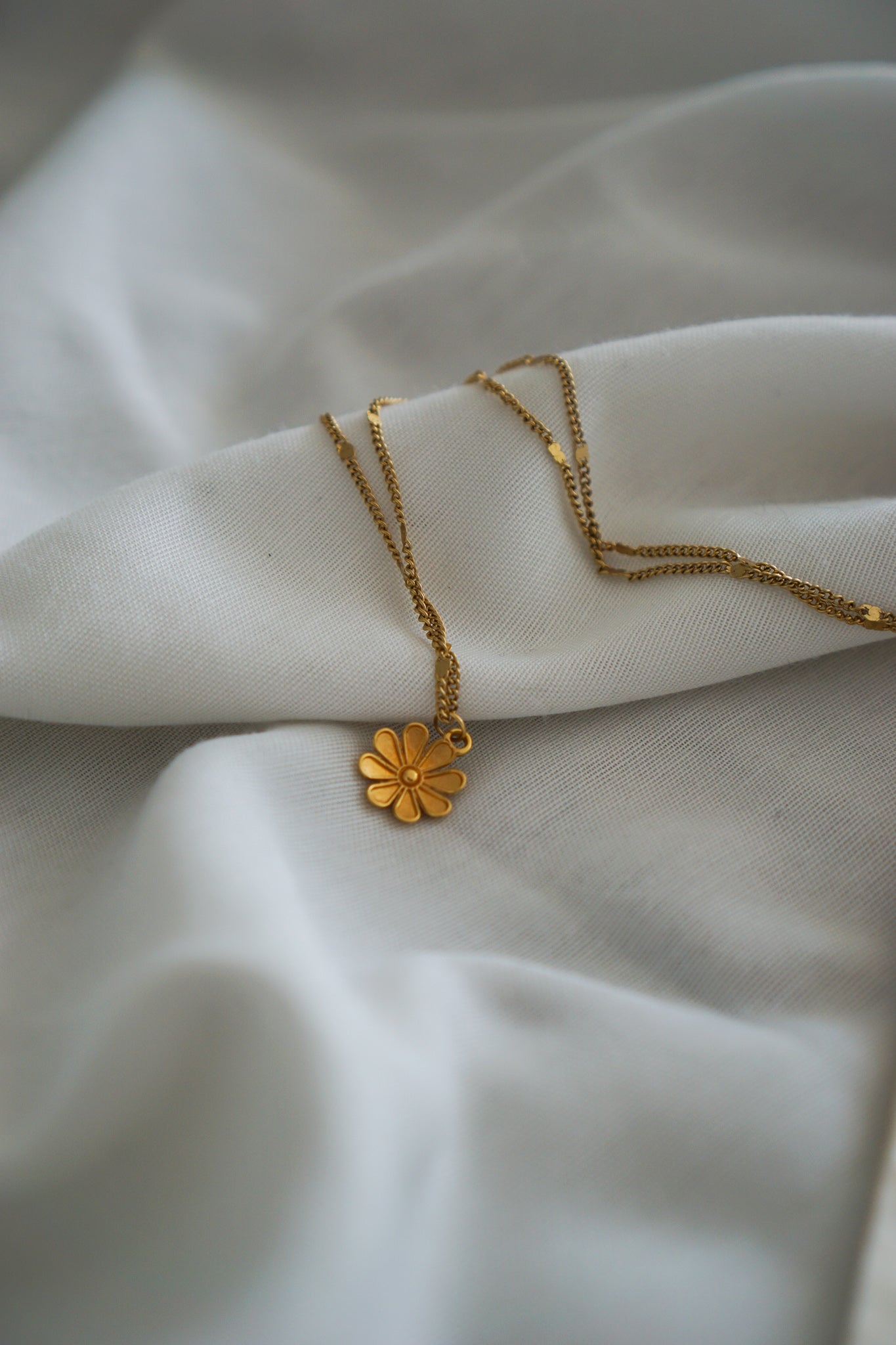 Lyn | Goldkette mit Blumenanhänger